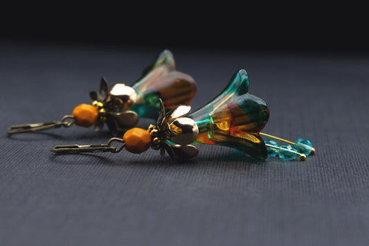Große Blütenohrringe in Orange und Türkis mit handbemalten Acryl-Glockenblumen – Vorderansicht