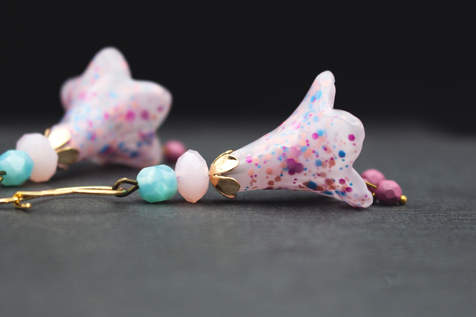 Blütenohrringe Pastell Konfetti handbemalt – romantischer Schmuck Rosa Türkis Lachs