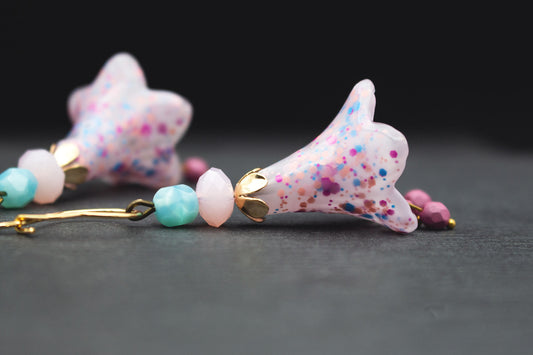 Blütenohrringe Pastell Konfetti handbemalt – romantischer Schmuck Rosa Türkis Lachs