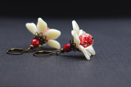 Blütenohrringe mit Acrylblüten in Perlmutt und roten Glasperlen, bronzefarbene Perlenkappen