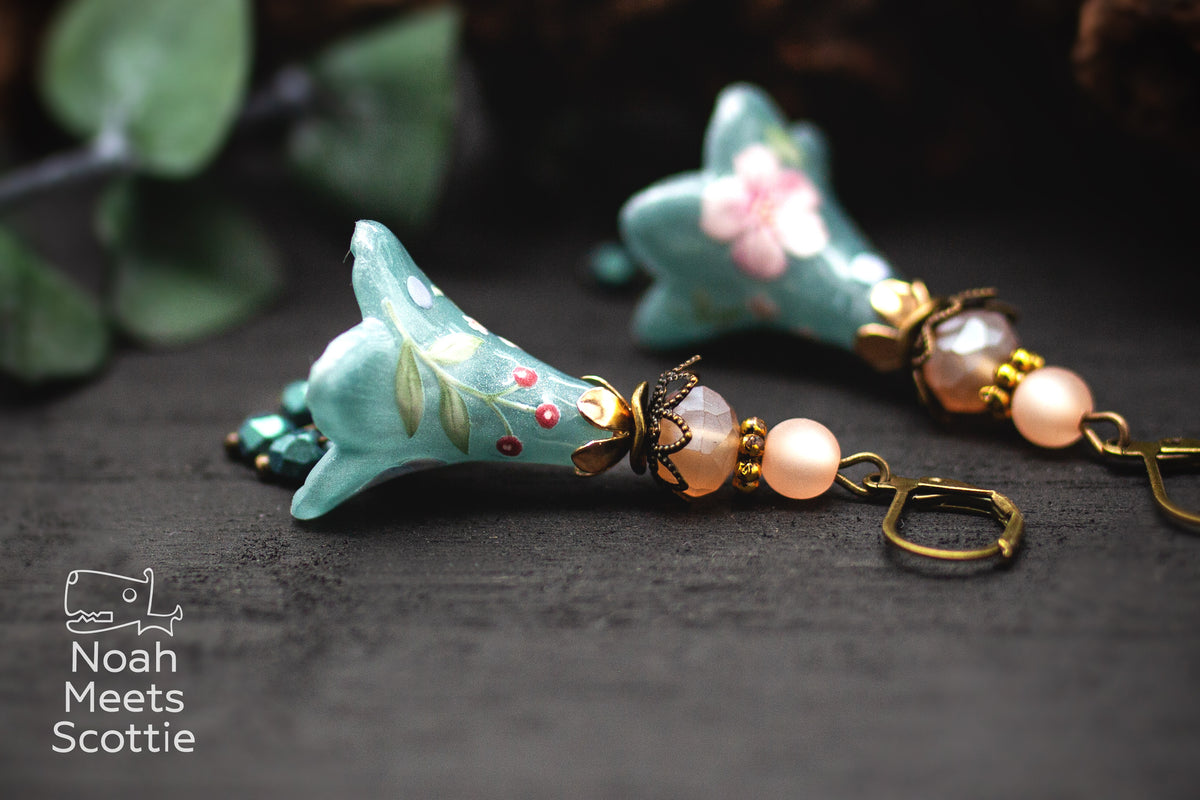 Petrolfarbene Blumen Ohrringe mit handbemaltem Farbverlauf, floralem Muster und Glasperlen als Boho Schmuck