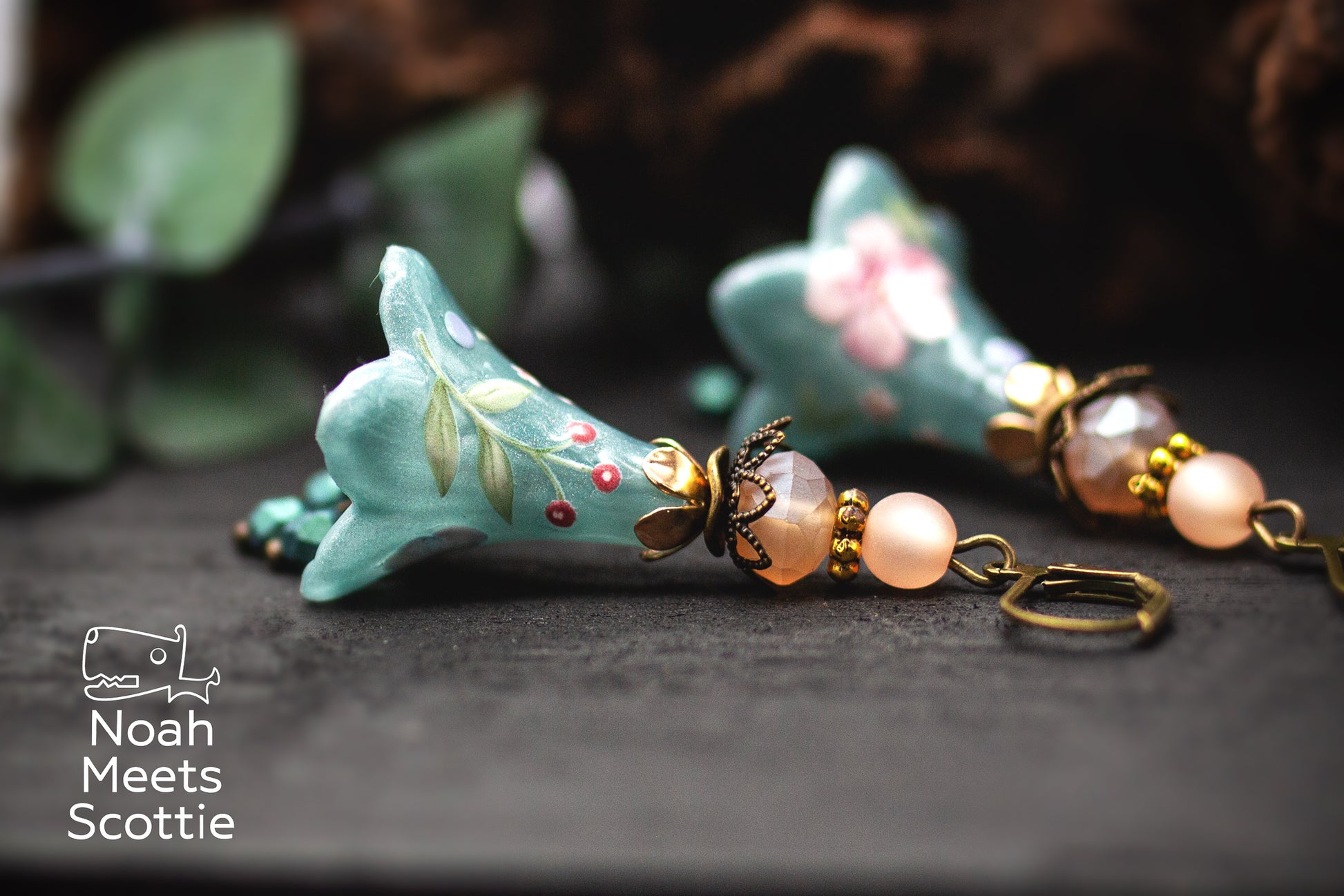 Blütenohrringe in Petrol mit rosa Blumen, roten Beeren, Glasperlen und bronzefarbenen Vintage Elementen