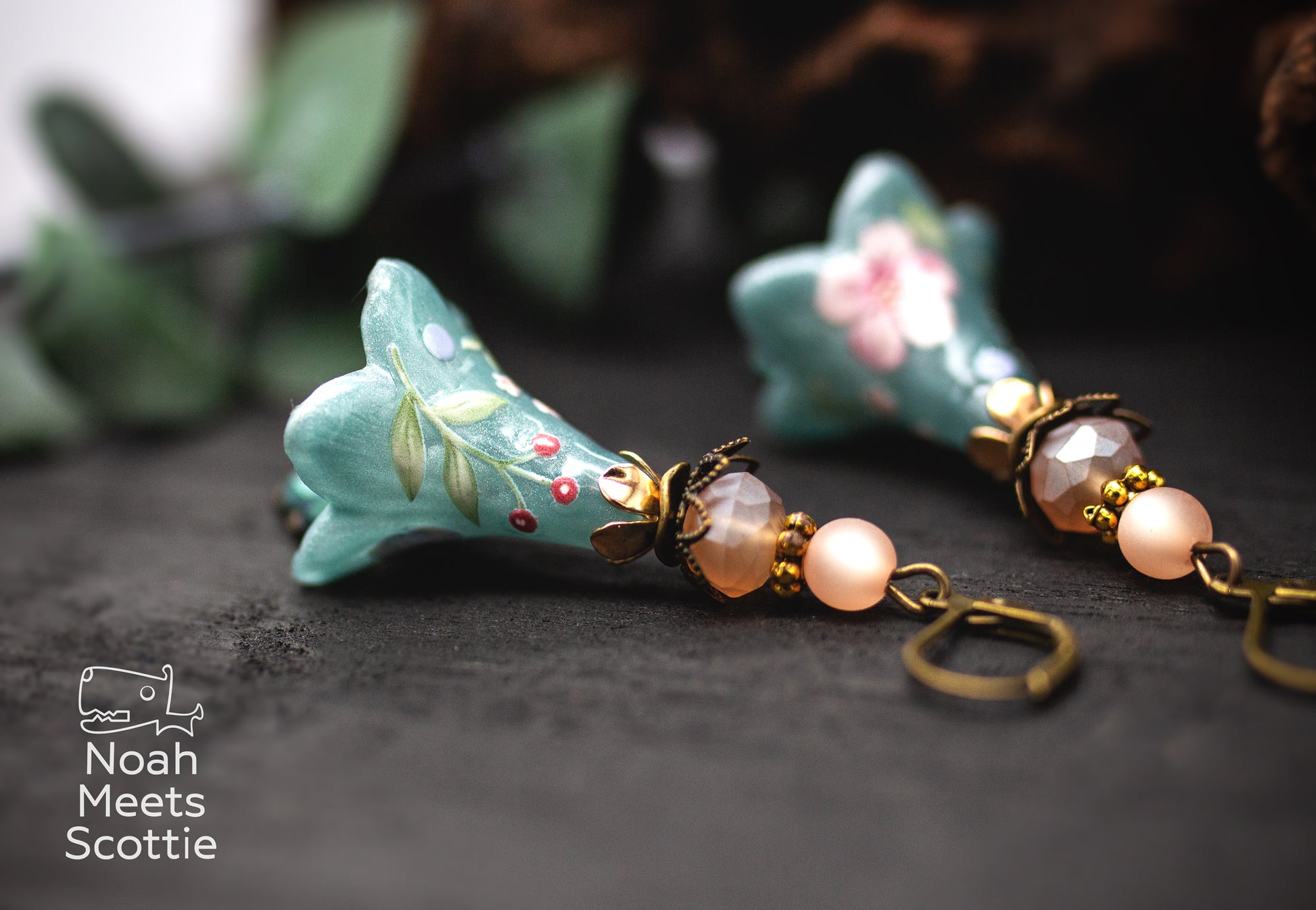 Florale Ohrringe in Petrol und Rosé mit Blumenmotiv, Glasperlen und bronzefarbenen Details im Vintage Stil