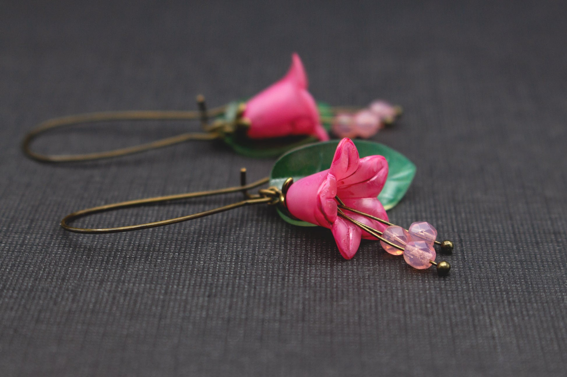 Blütenohrringe Pink und Grün mit Glasperlen – romantischer Schmuck im Vintage-Stil