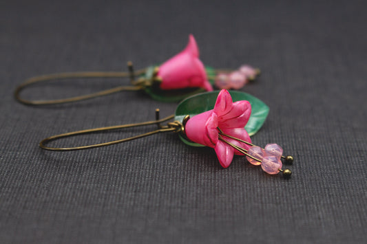 Blütenohrringe Pink und Grün mit Glasperlen – romantischer Schmuck im Vintage-Stil