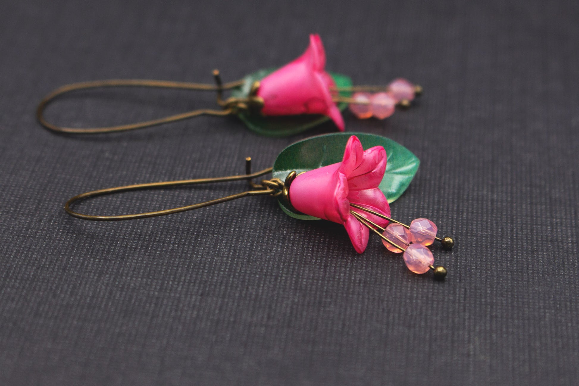 Florale Blütenohrringe Pink Grün mit Glasperlen – Schmuck für Hochzeit und besondere Anlässe
