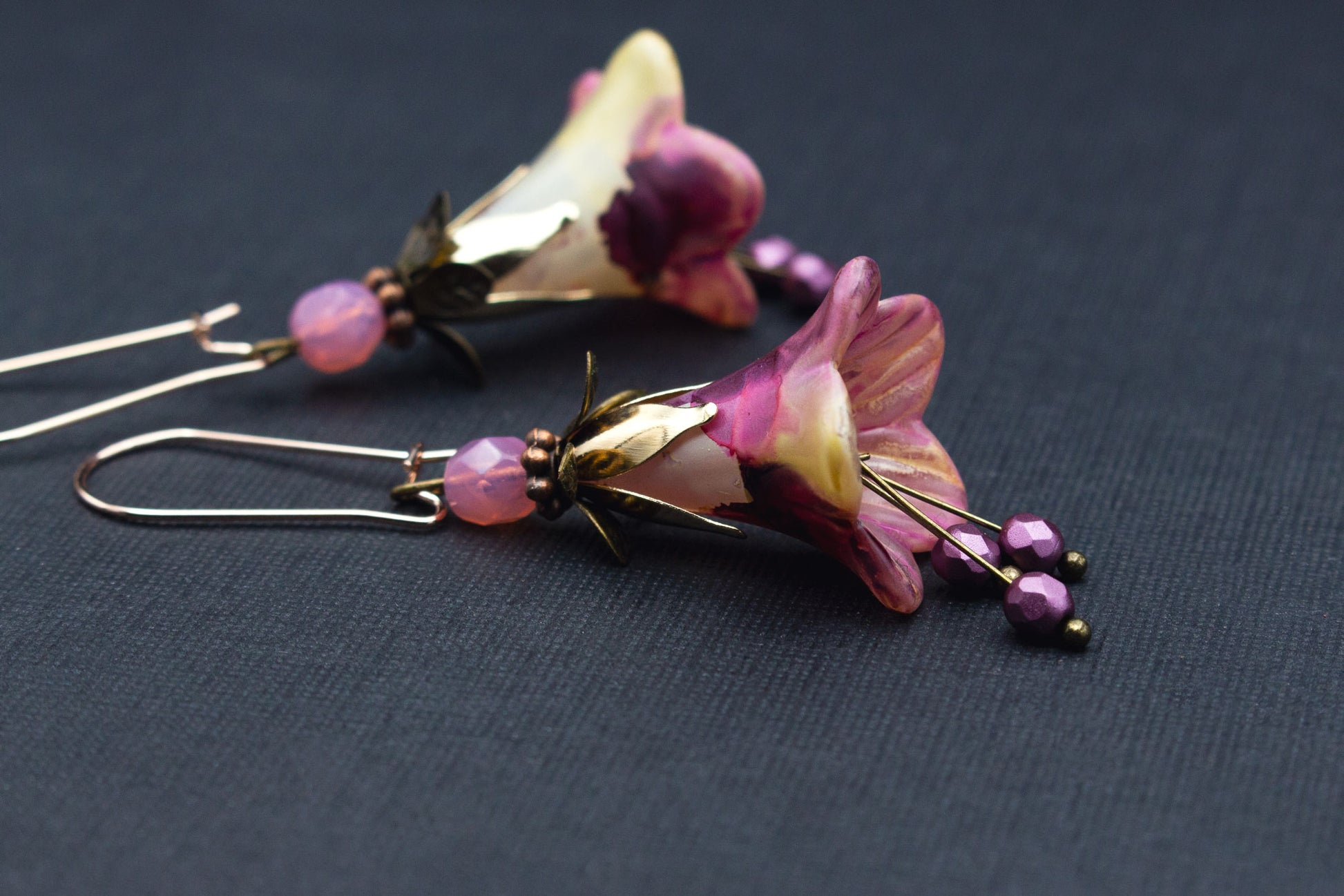 Blütenohrringe in Rosa, Beere und Creme – romantischer Schmuck