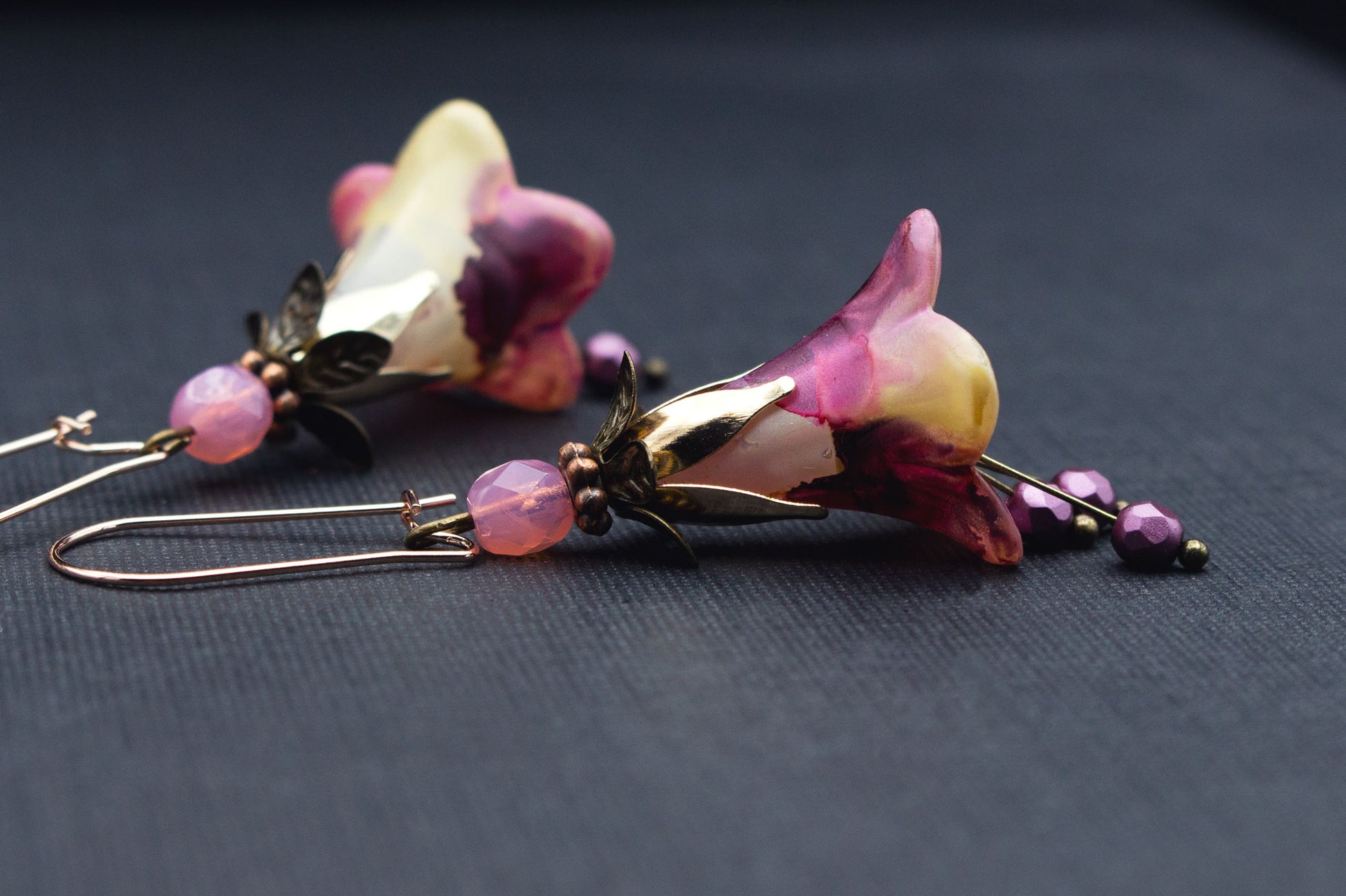 Detailansicht romantische Blütenohrringe in Rosa, Beere und Creme