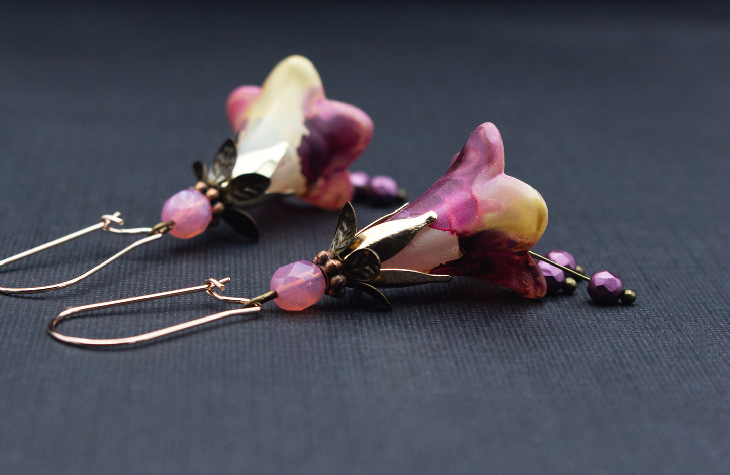 Elegante Ohrringe mit Blüten in Rosa, Beere und Creme