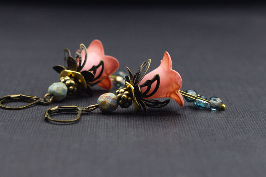 Blütenohrringe in Rosa und Blau mit Glasperlen – romantischer Schmuck im Barock-Stil