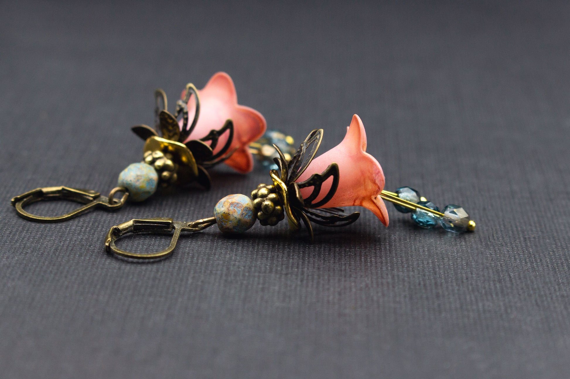 Rosa Blütenohrringe mit blauen Perlen und Bronze – verspielter Sommer-Schmuck