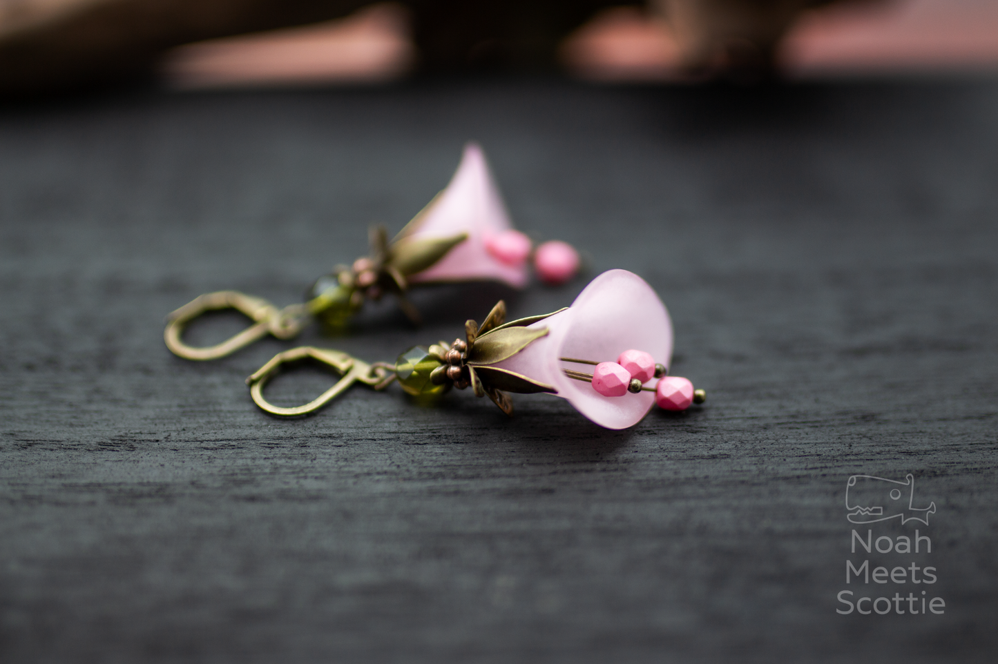 rosa Blütenohrringe mit Glasperlen florales Design elegante Ohrringe Nahaufnahme