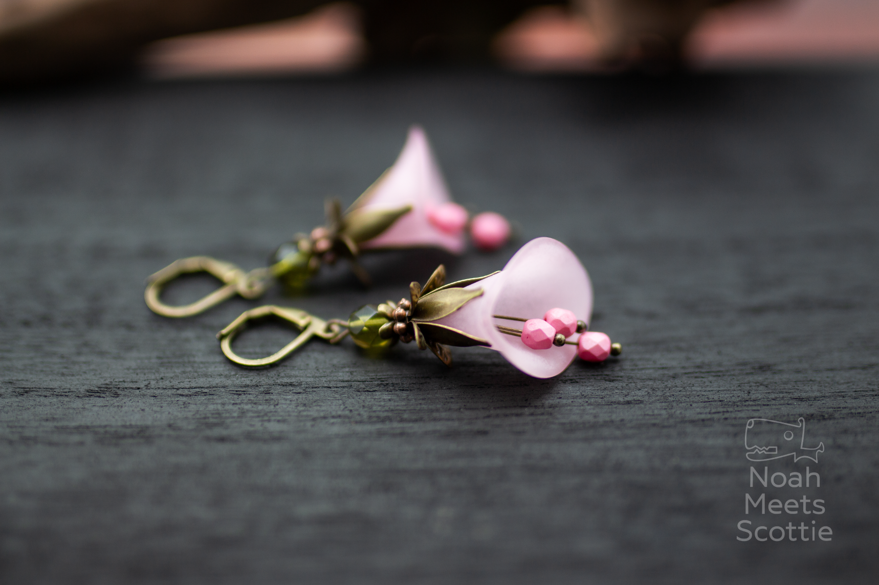 rosa Blütenohrringe mit Glasperlen florales Design elegante Ohrringe Nahaufnahme