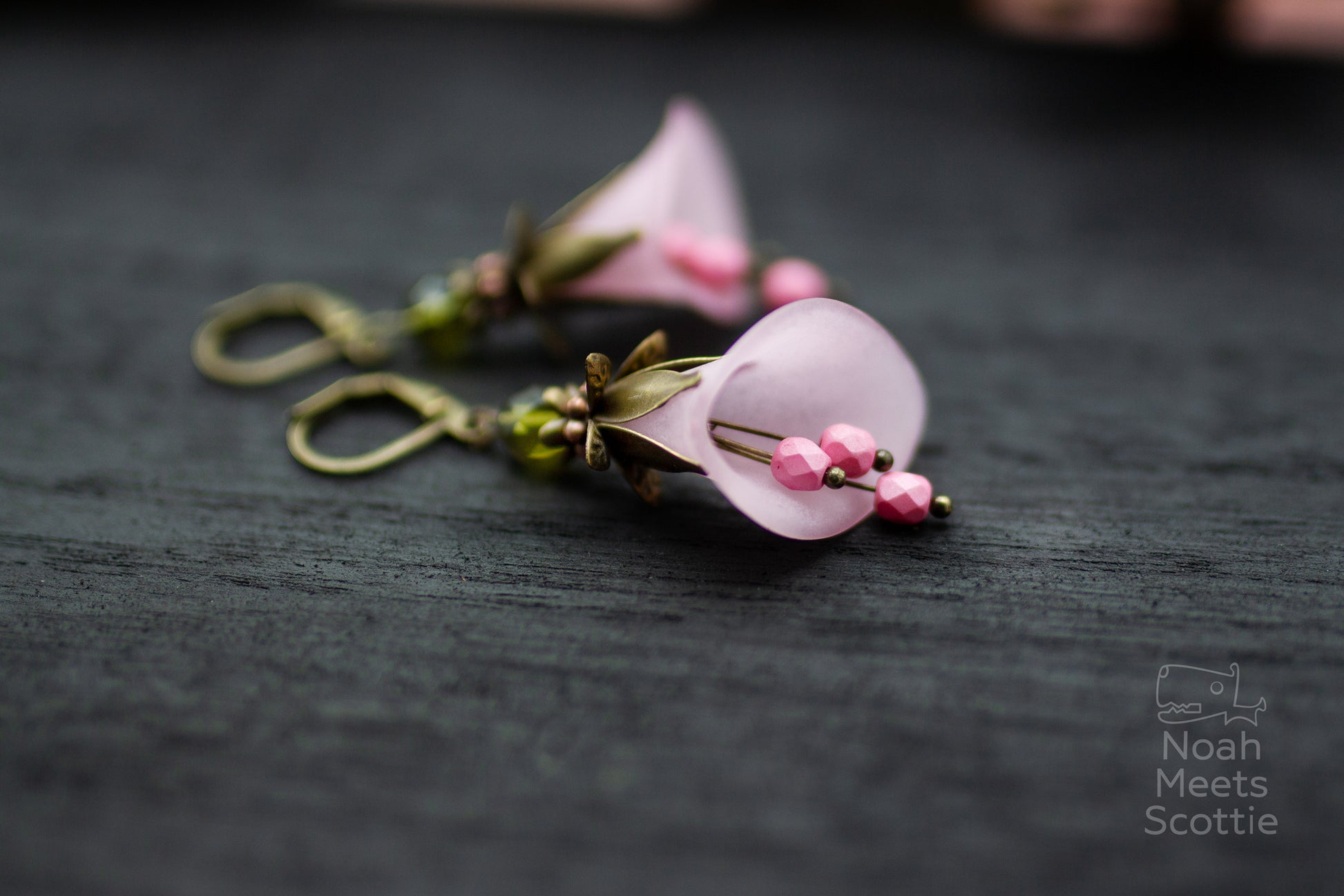 florale rosa Ohrringe Detailansicht Blüten und Glasperlen elegant