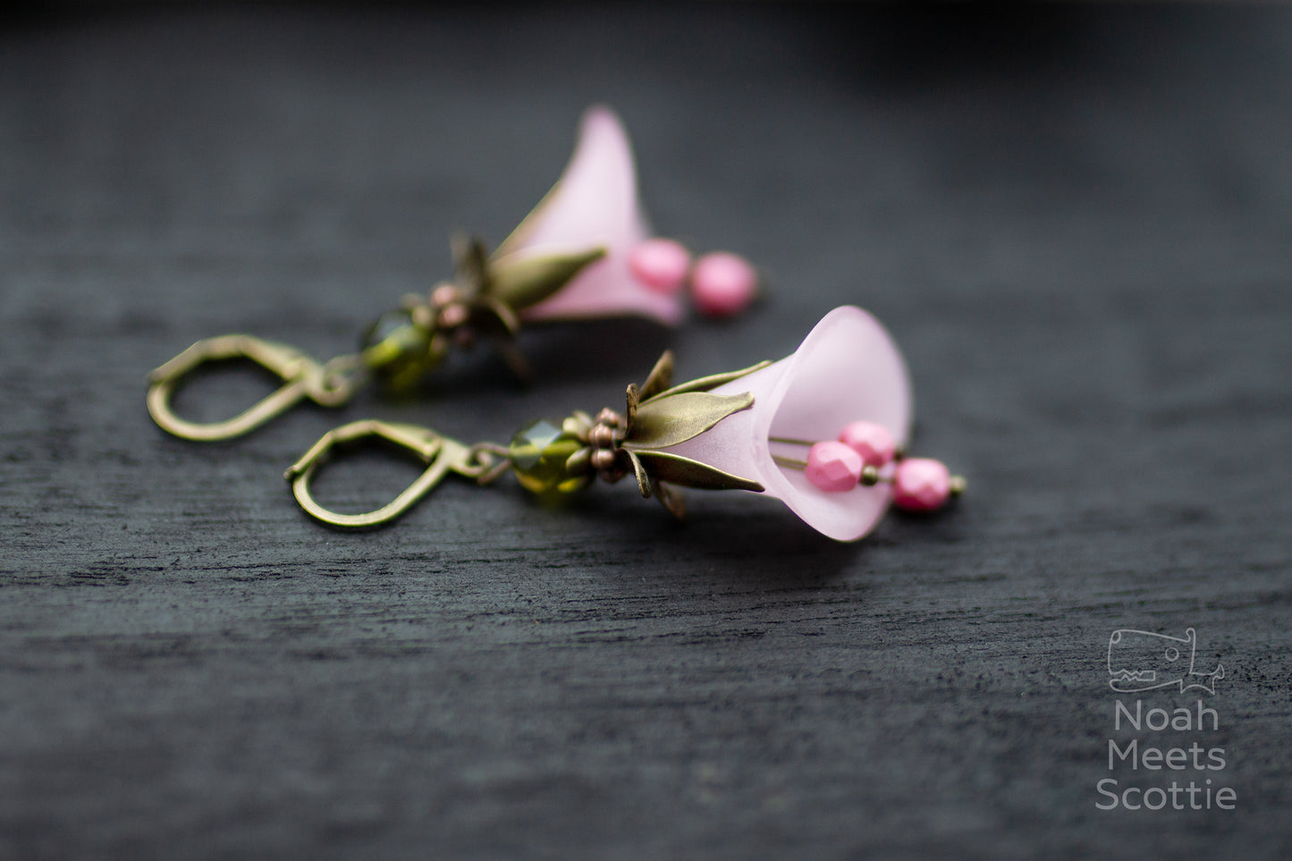 leichte rosa Ohrringe mit Blütenform und Glasperlen feminine Schmuckaufnahme