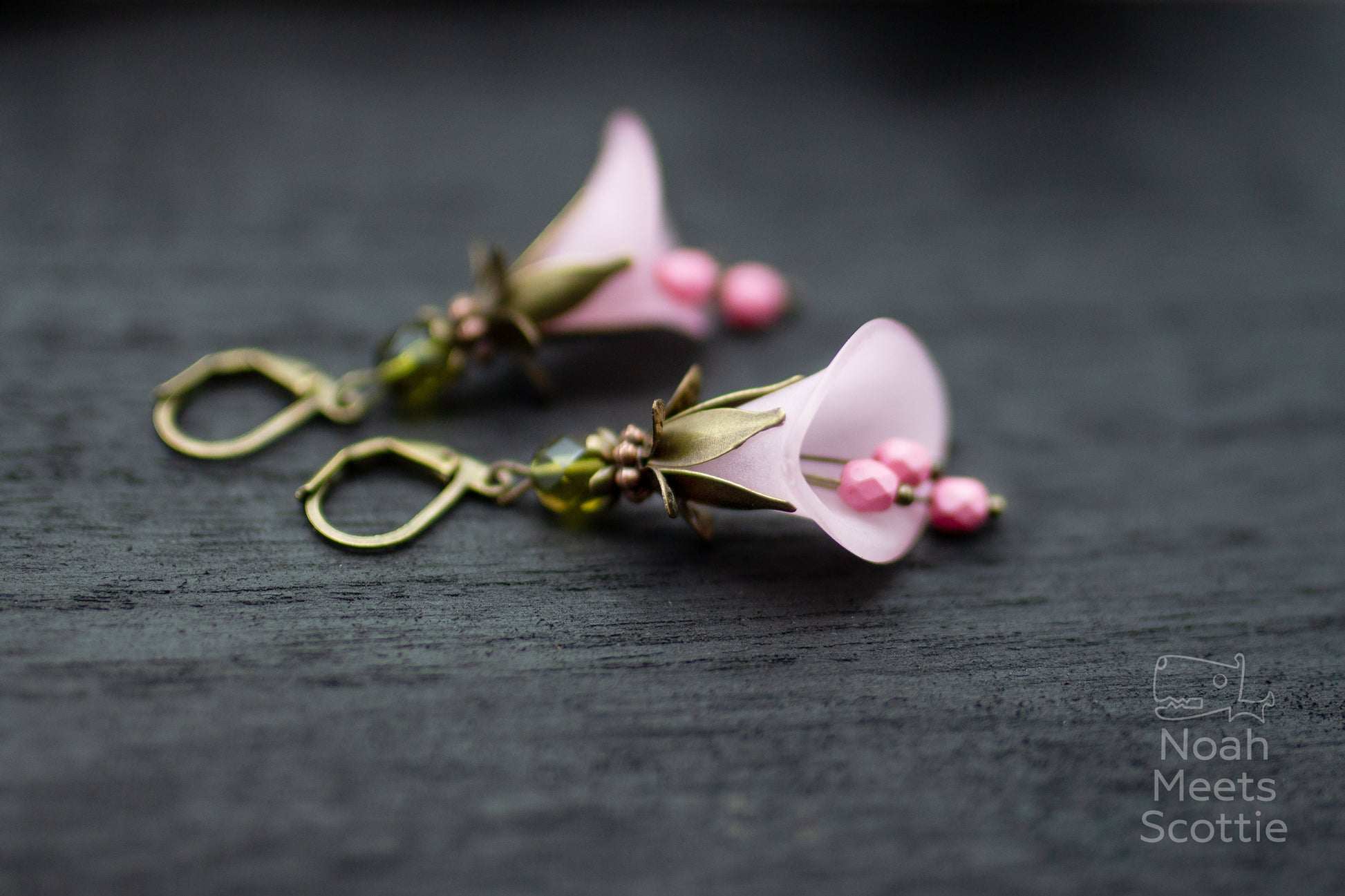 leichte rosa Ohrringe mit Blütenform und Glasperlen feminine Schmuckaufnahme