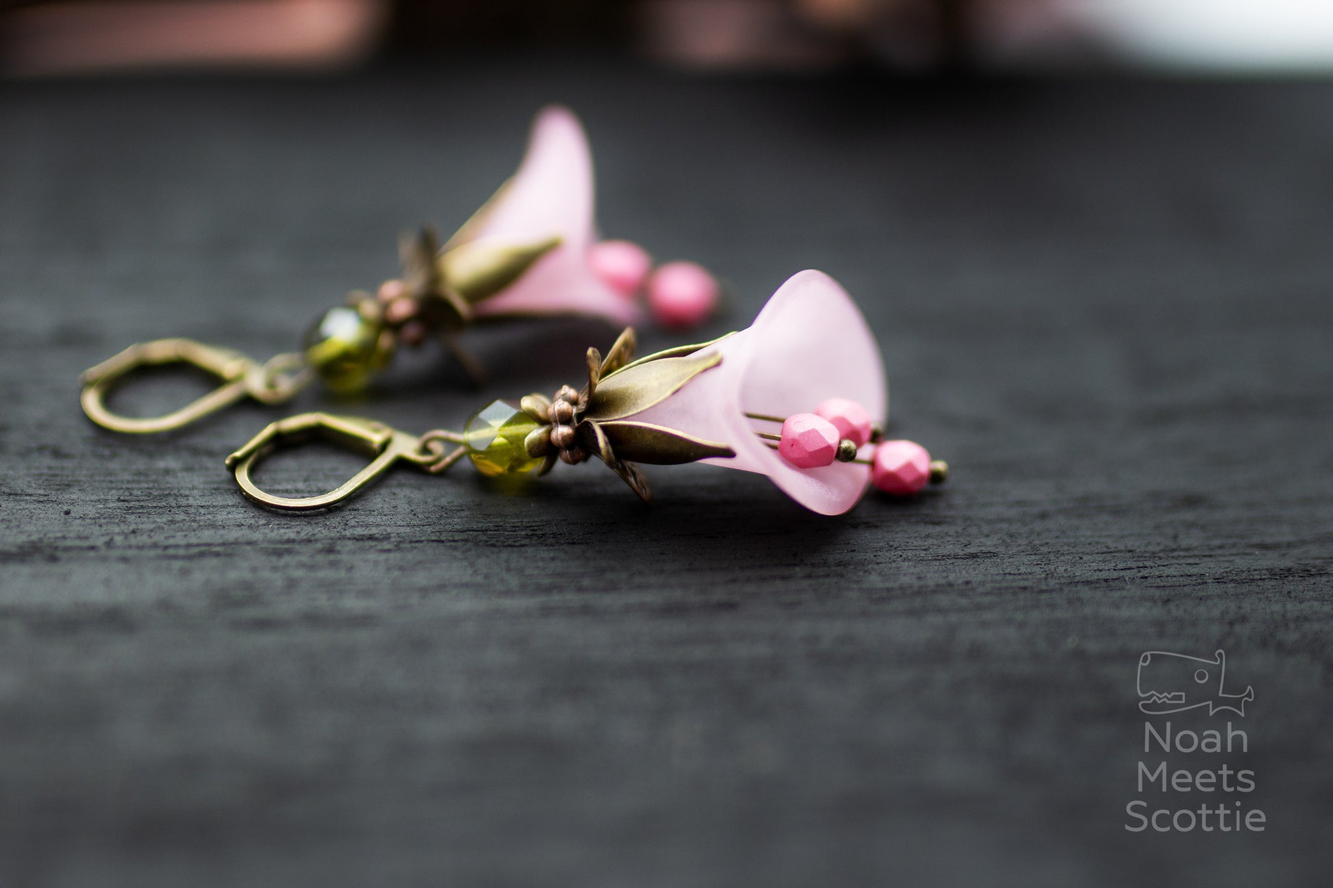 florale Ohrringe in Rosa mit Glasperlen romantischer Schmuck Detailaufnahme