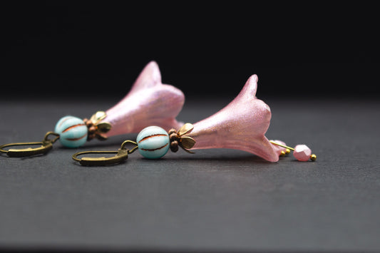 Blütenohrringe Rosa handbemalt mit Glasperlen – femininer Schmuck im Boho-Stil