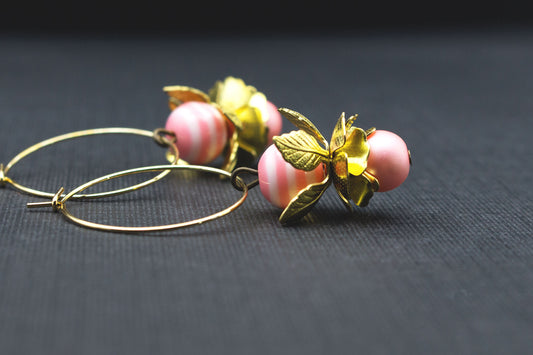 Blütenohrringe Rosa Gold mit Metallblüten – elegante Creolen Ohrringe mit gestreiften Perlen