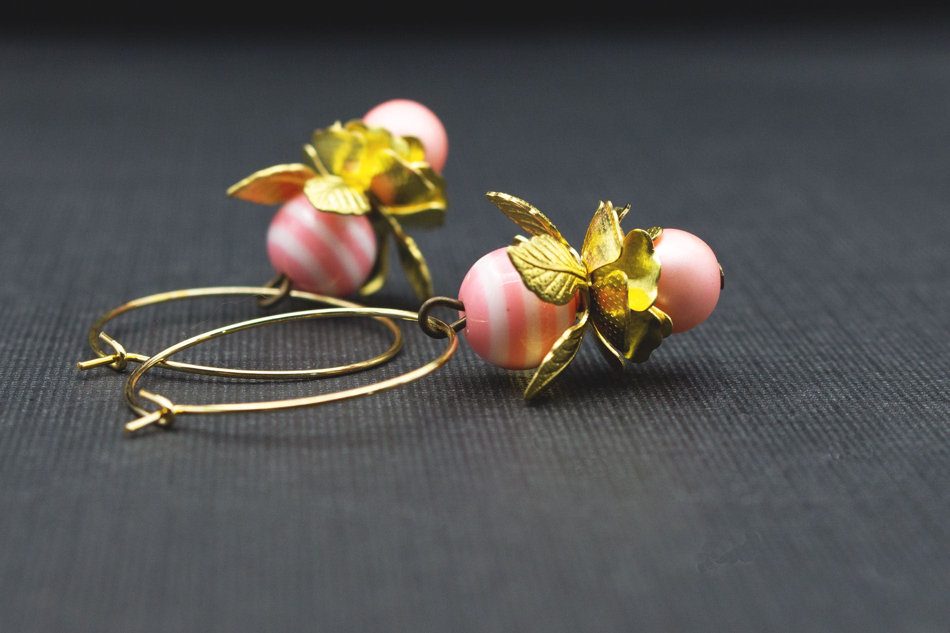 Creolen Ohrringe Rosa Weiß gestreift – handgemachte Blütenohrringe in Gold für Frauen
