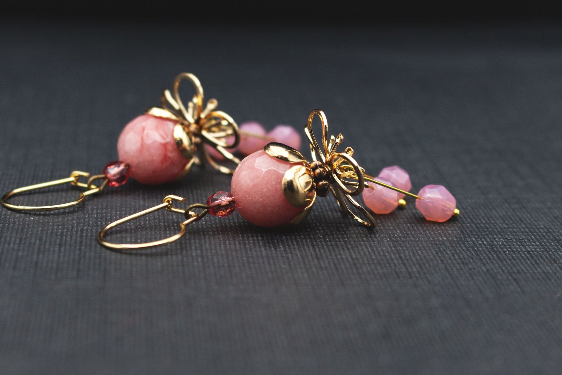 Rosa Goldene Blütenohrringe – romantischer Brautschmuck mit Glasperlen