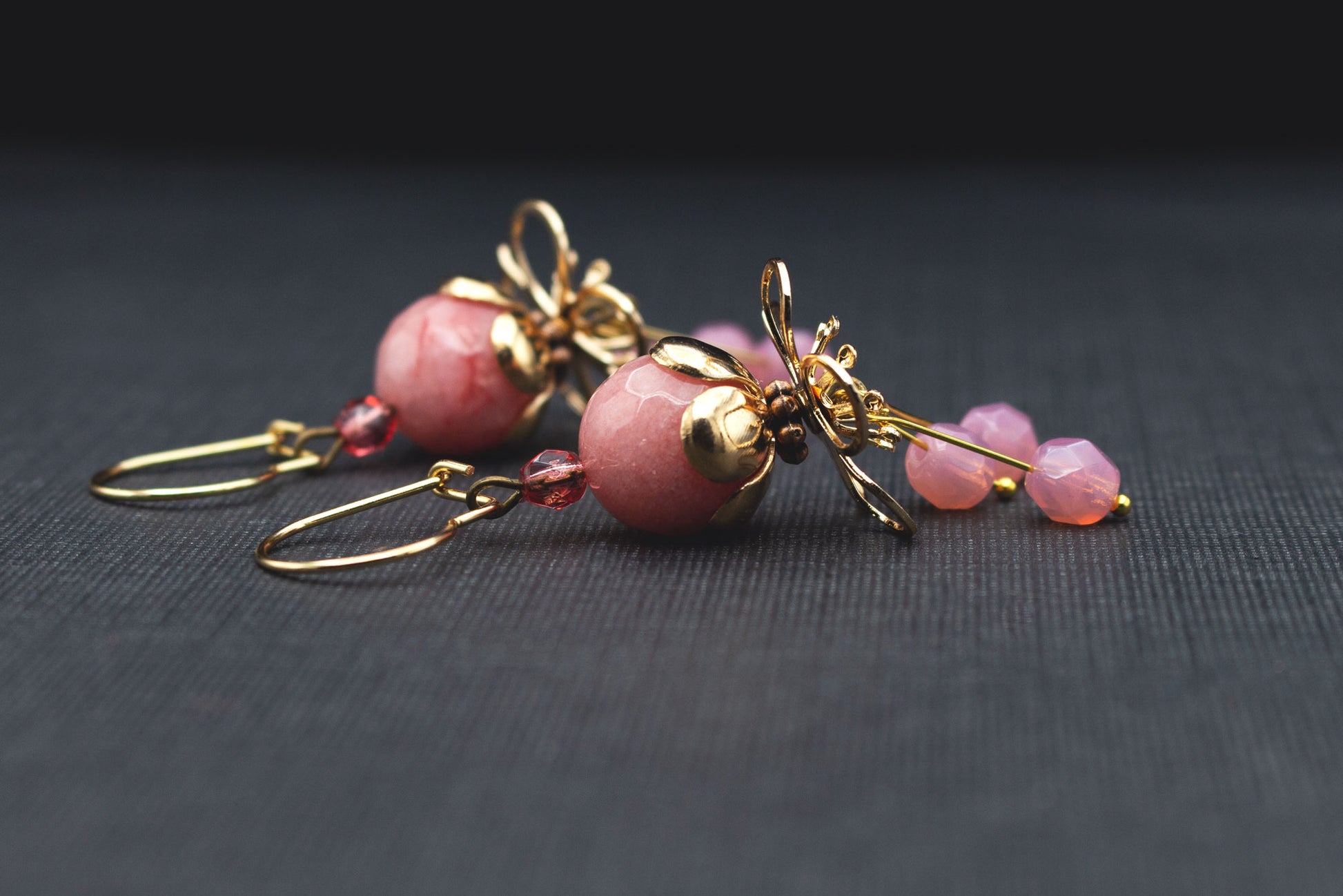 Blütenohrringe in Rosa und Altrosa mit goldenen Details – festlicher Schmuck