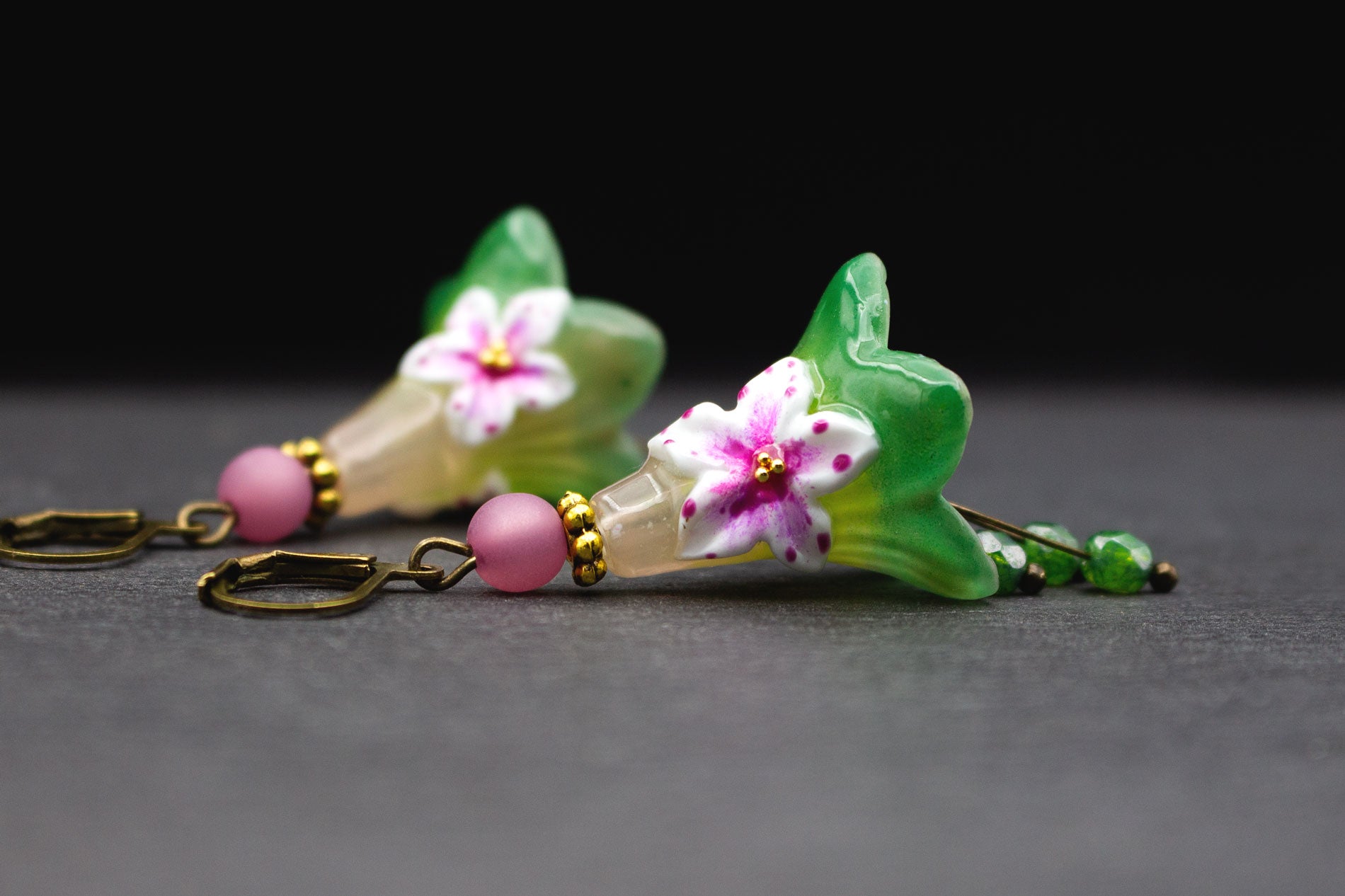 Blütenohrringe Rosa Grün mit Glasperlen – romantische Ohrhänger im Boho-Stil