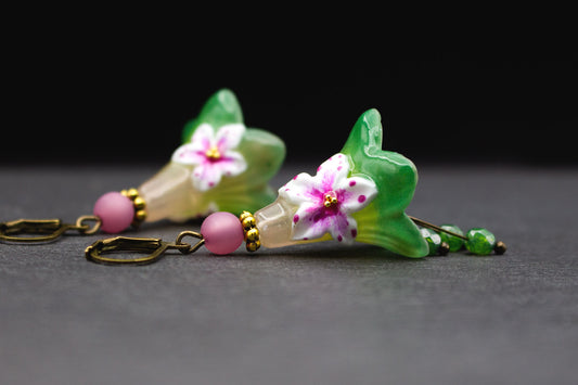 Blütenohrringe Rosa Grün mit Glasperlen – romantische Ohrhänger im Boho-Stil