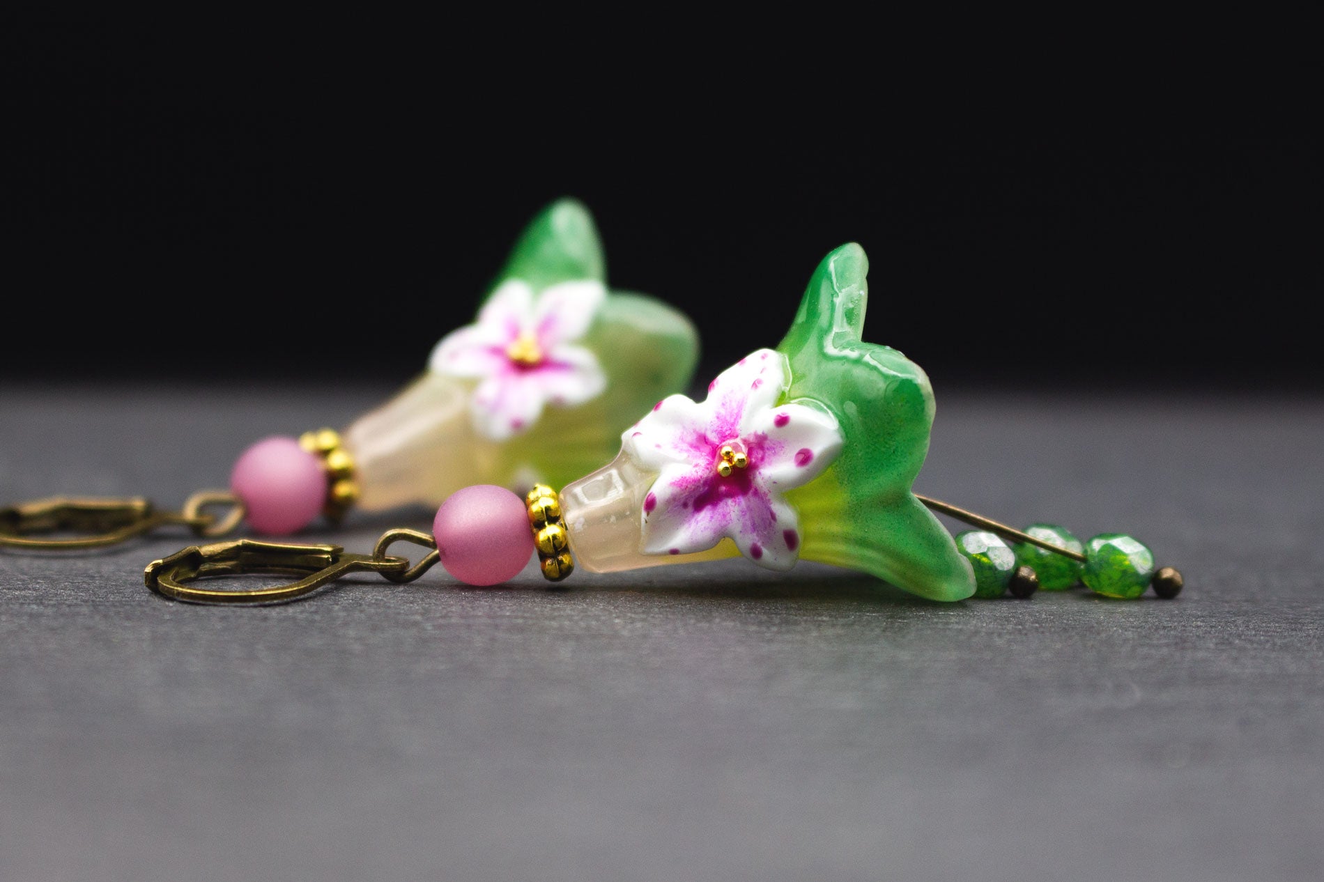 Ohrhänger Blütenohrringe Rosa Grün mit Farbverlauf und Glasperlen – Hochzeitsschmuck