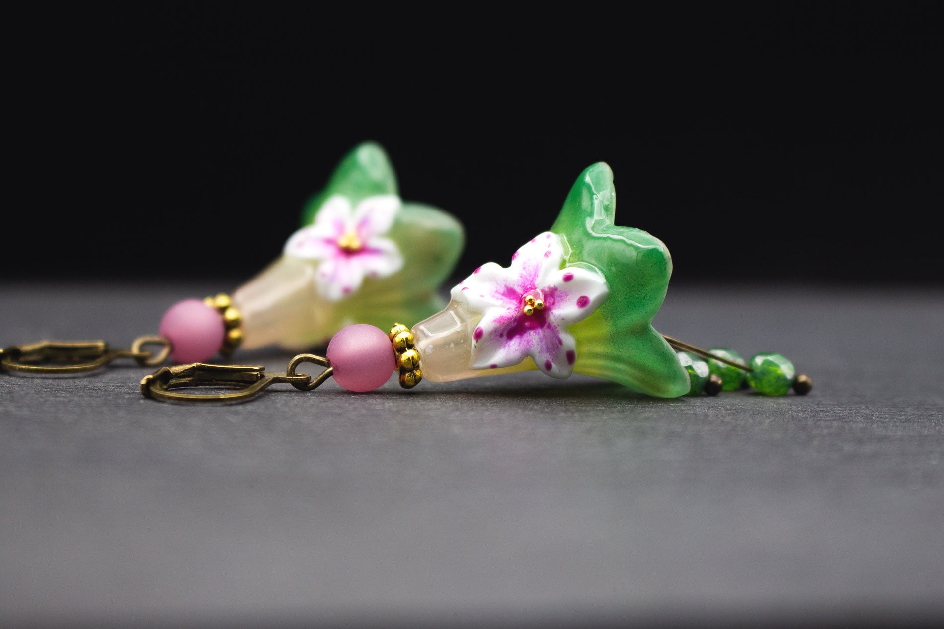 Boho Blütenohrringe Rosa Grün mit Glasperlen – handgefertigter Schmuck für Sommer und Brautjungfern