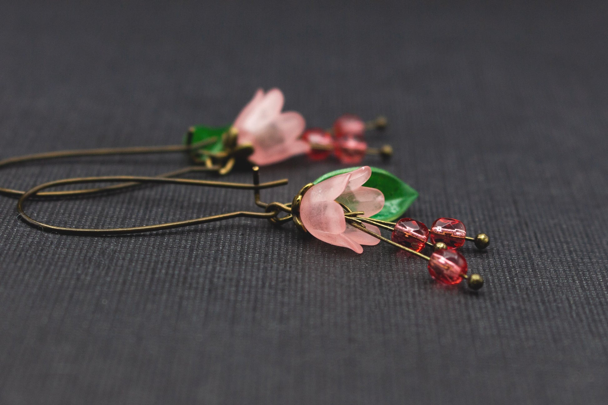 Blütenohrringe in Rosa und Grün mit Glasperlen – romantischer Schmuck im Vintage-Stil