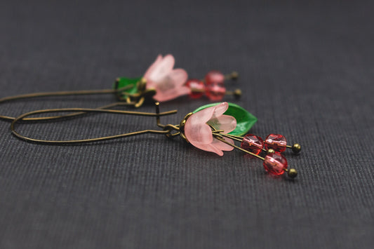 Blütenohrringe in Rosa und Grün mit Glasperlen – romantischer Schmuck im Vintage-Stil