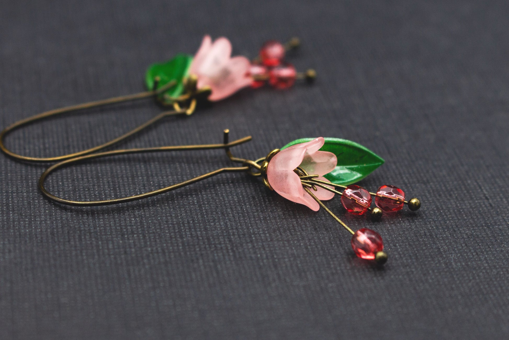 Rosa Blütenohrringe mit grünem Glasblatt und Perlen – zarter Schmuck für Hochzeit und Alltag