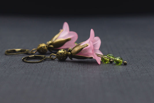 Blütenohrringe in Rosa und Hellgrün mit Acryl-Glockenblumen und Glasperlen – Vorderansicht
