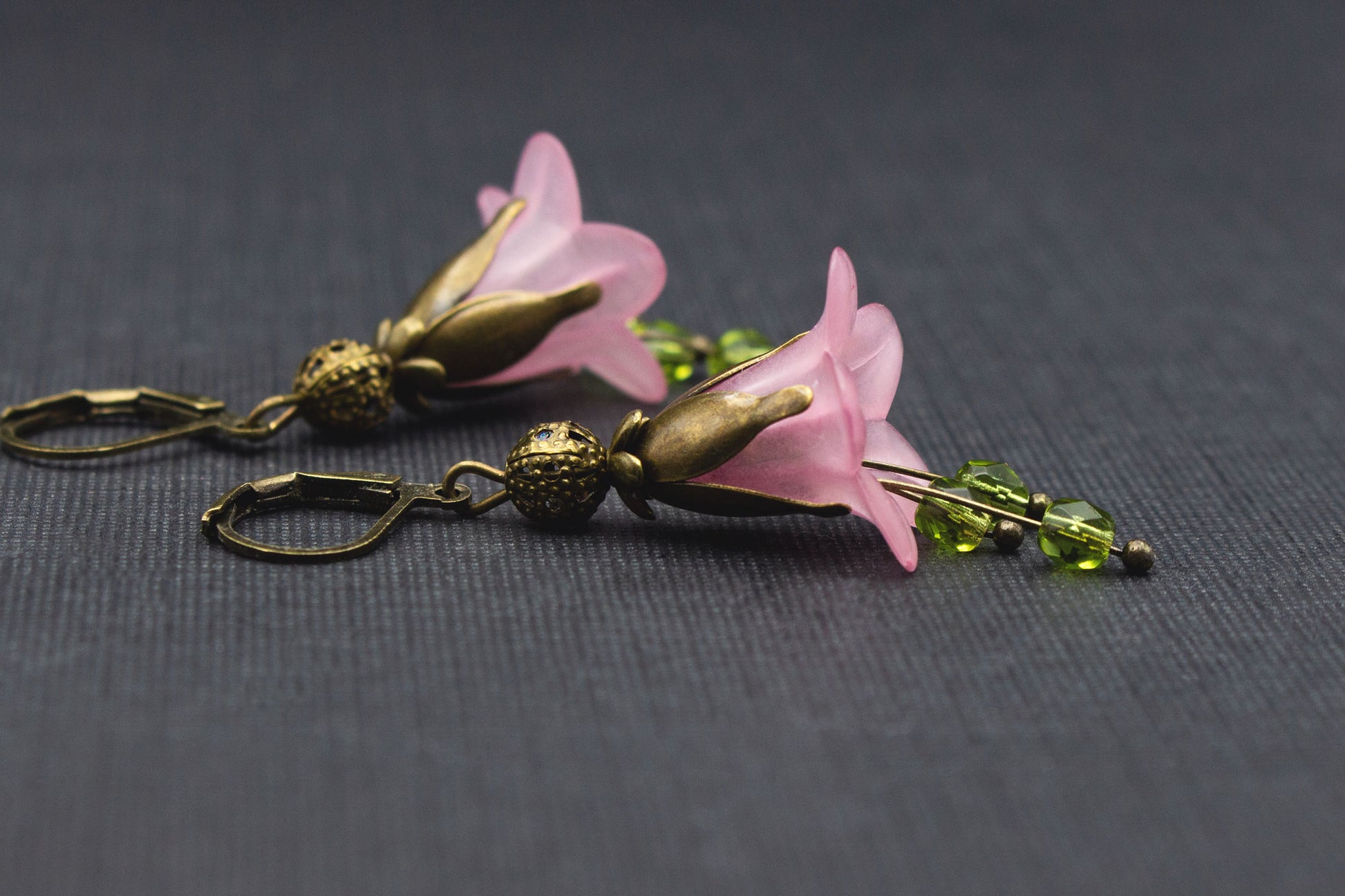Seitliche Ansicht romantischer Glockenblumen-Ohrringe in Rosa und Hellgrün mit Glasperlen