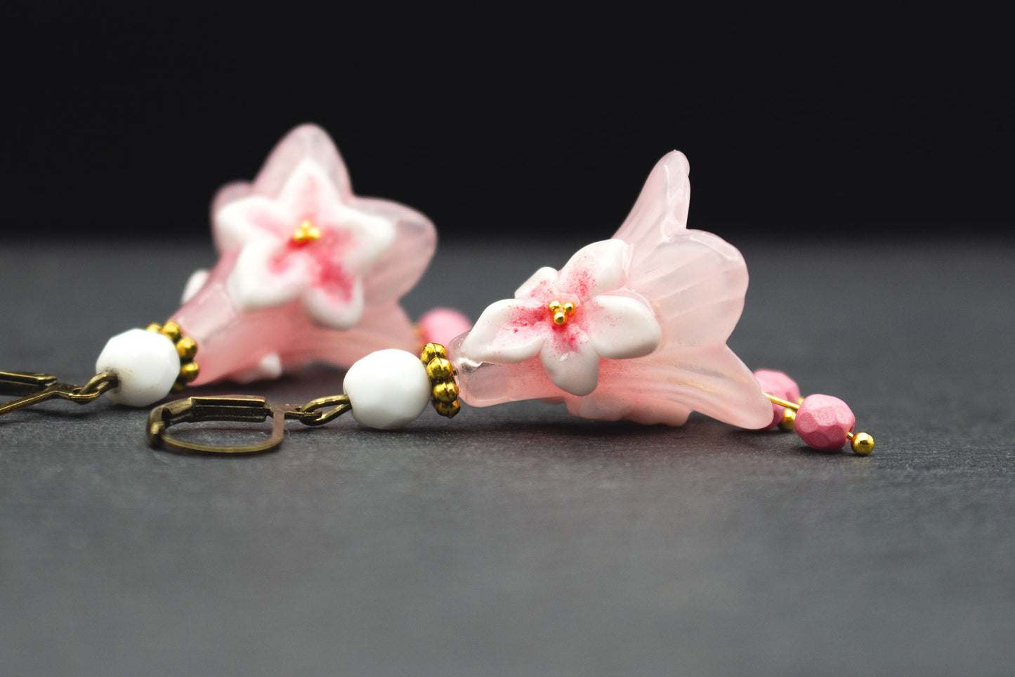Blütenohrringe Rosa Hibiskus handbemalt mit Glasperlen – romantischer Schmuck Sommer