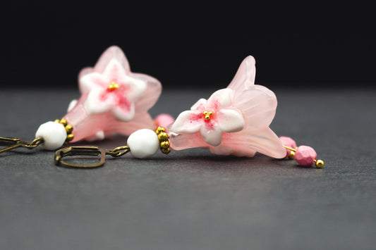 Blütenohrringe Rosa Hibiskus handbemalt mit Glasperlen – romantischer Schmuck Sommer
