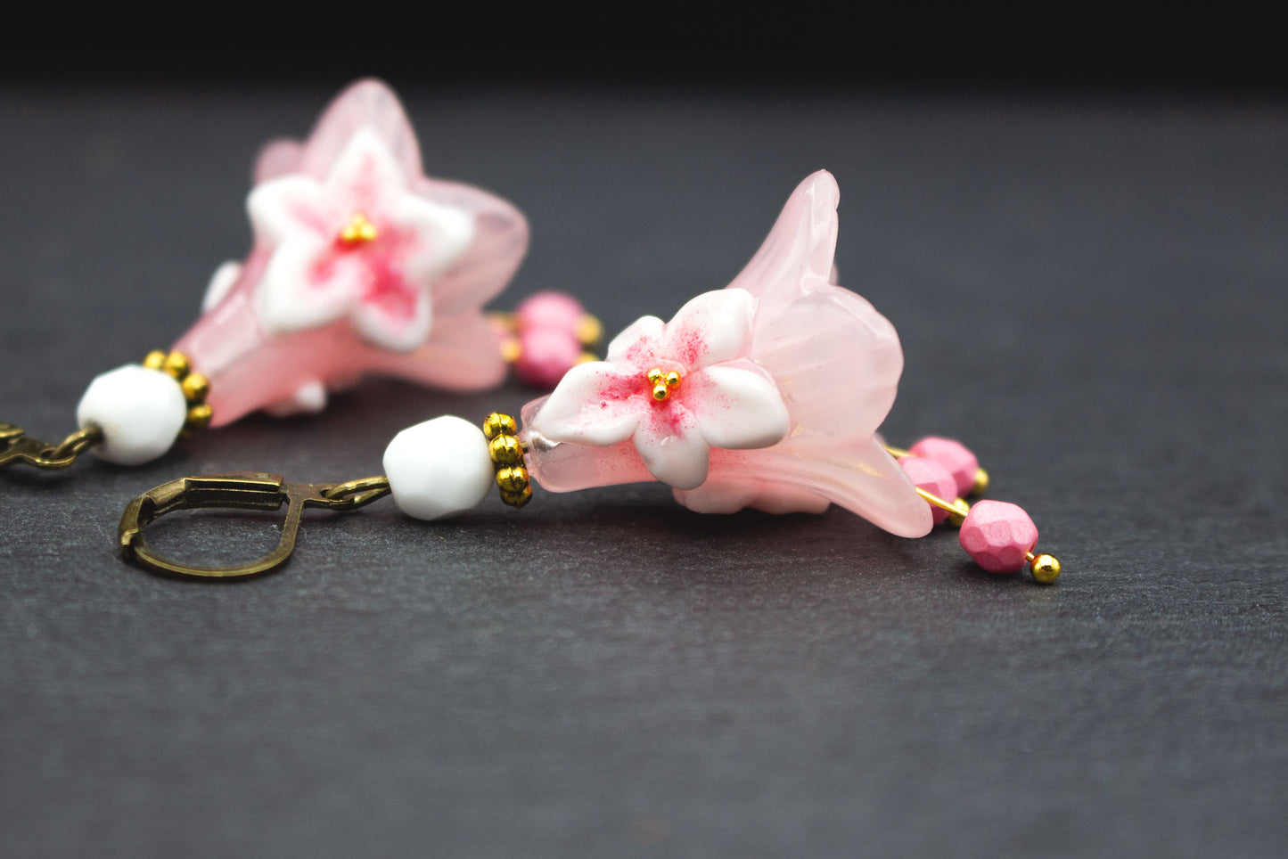 Romantische Hibiskus Blütenohrringe in Rosa mit Glasperlen – eleganter Schmuck für Frauen