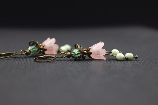 Zarte Blütenohrringe in Rosa mit lindgrünen Glasperlen und Antik-Bronze