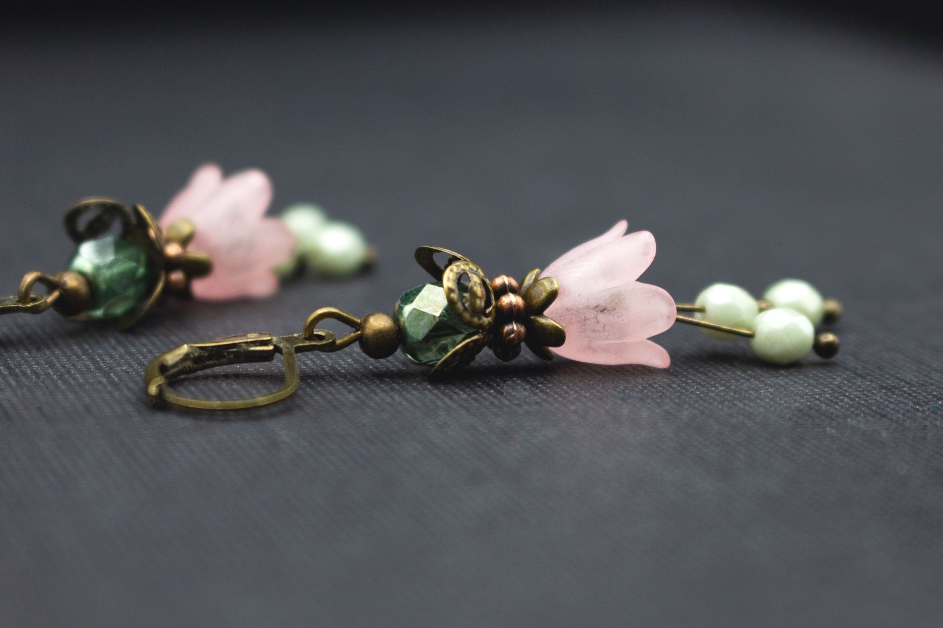 Verspielte Blütenohrringe Rosa und Grün – romantischer Schmuck für Hochzeit oder Alltag