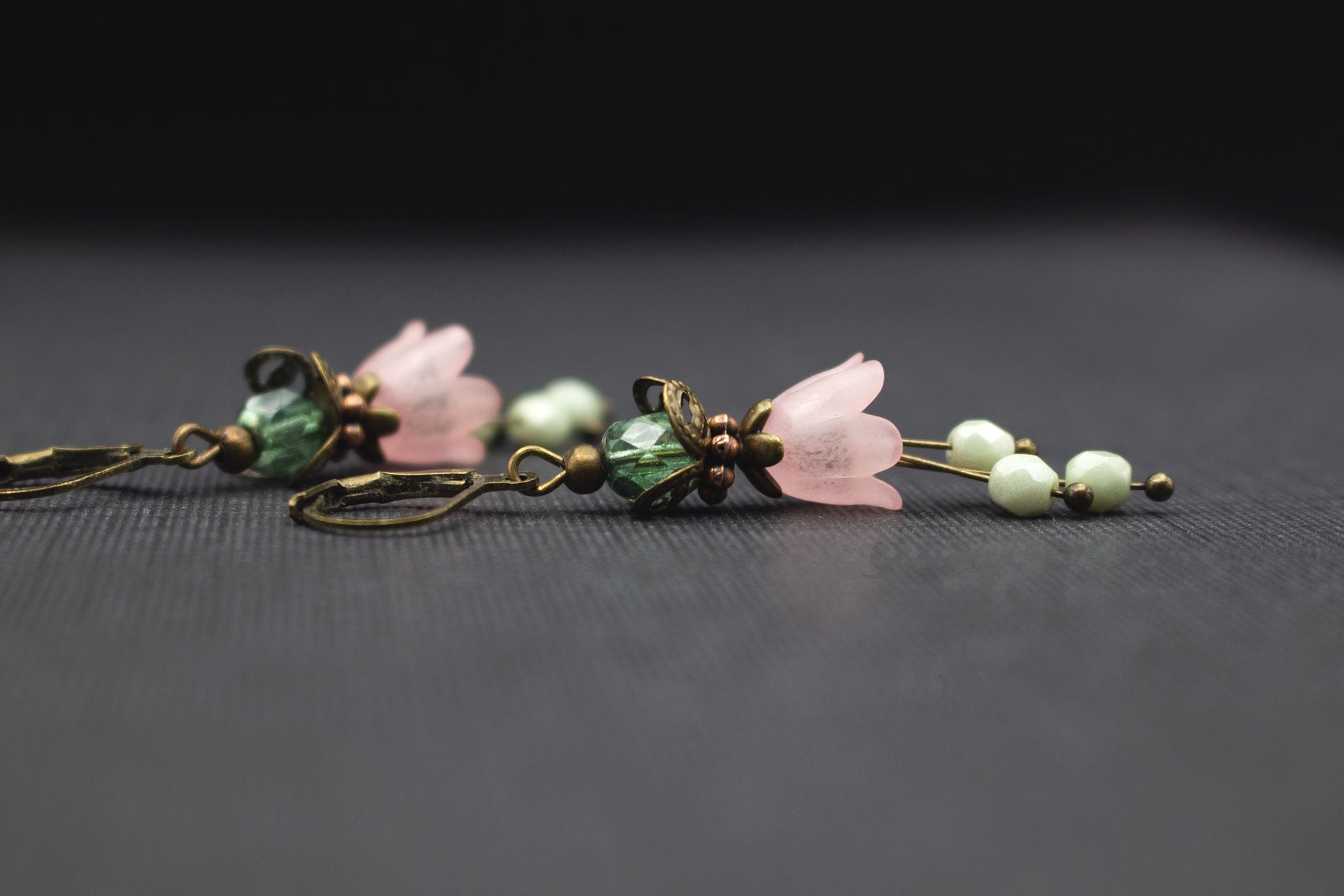 Zarte rosa Blütenohrringe mit lindgrünen Glasperlen und antik bronzefarbenen Haken