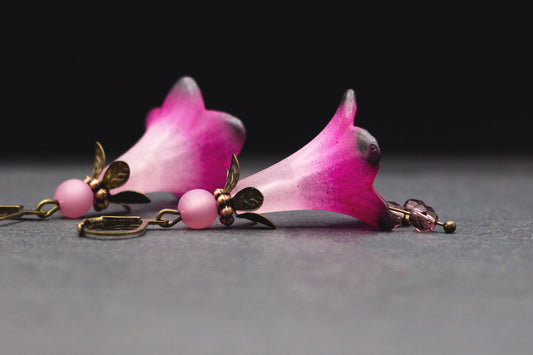 Blütenohrringe Rosa Magenta Aubergine handbemalt – romantischer Schmuck mit Glasperlen