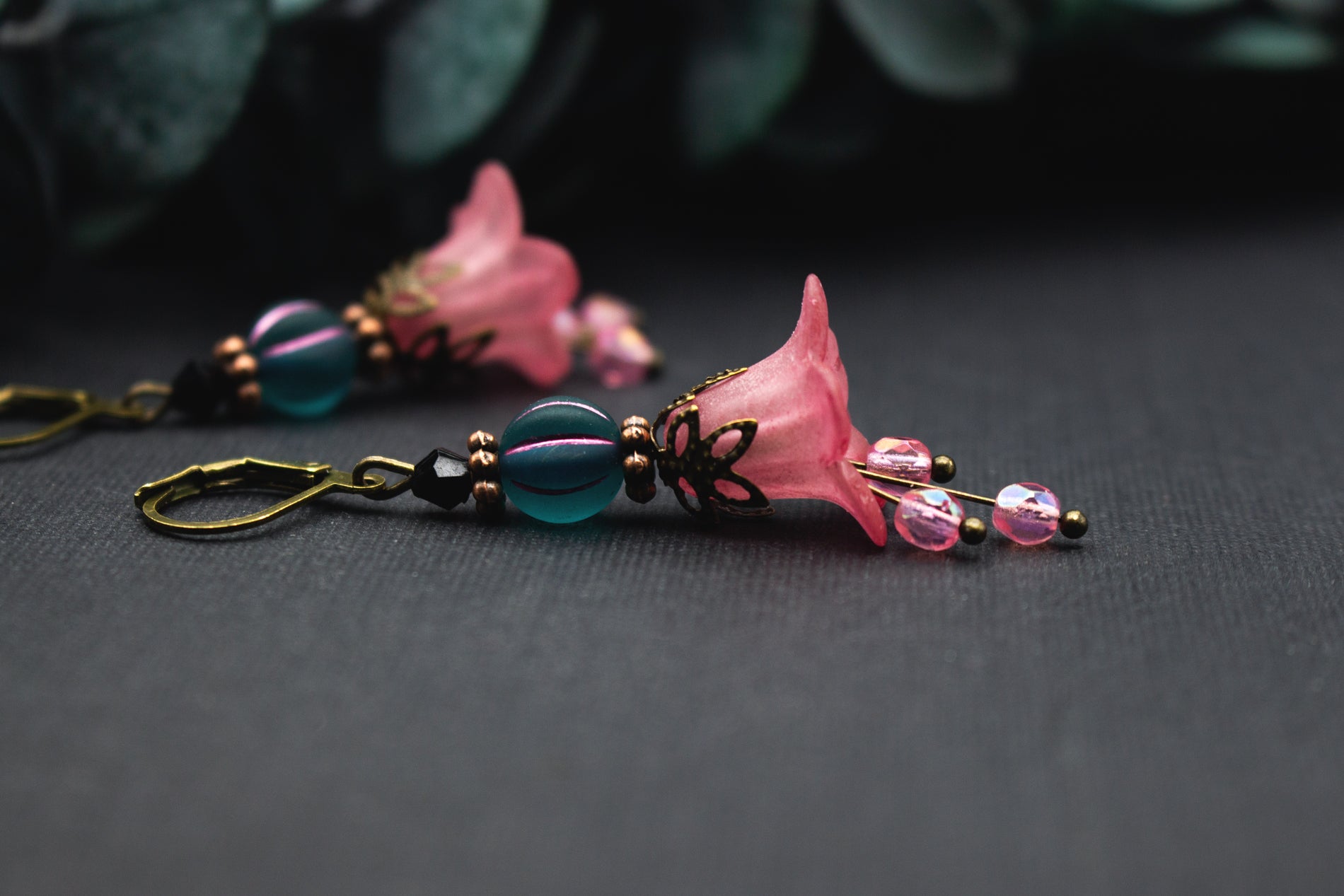 Glasperlenohrringe in Rosa und Petrol mit Bronze – leichte, feminine Blütenohrringe mit natürlicher Farbkombination.