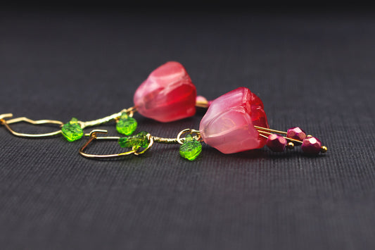 Blütenohrringe Rosa Pink Acrylblüte – romantischer Boho Ohrschmuck mit Glasperlen