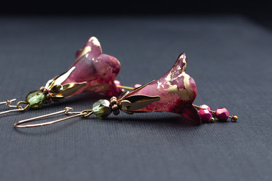 Blütenohrringe Rosa Pink Gold – handbemalter Schmuck mit Glasperlen