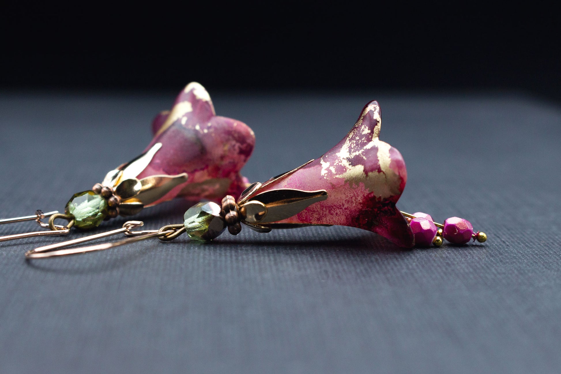 Handbemalte Blütenohrringe in Rosa Pink mit goldenen Akzenten – festlicher Schmuck