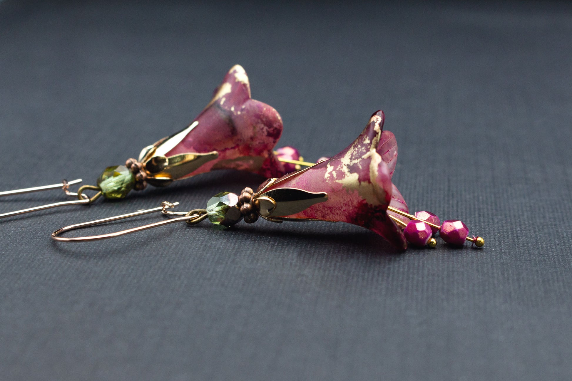 Rosa Pinke Blütenohrringe mit Schilfgrün und Glasperlen – romantischer Schmuck