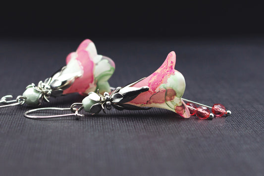 Handbemalte Blütenohrringe Rosa Pink Mint – romantischer Schmuck mit Glasperlen und Creolen