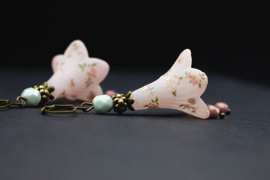 Blütenohrringe in Rosa mit Rosenmotiv – romantischer Landhausstil Schmuck mit Glasperlen