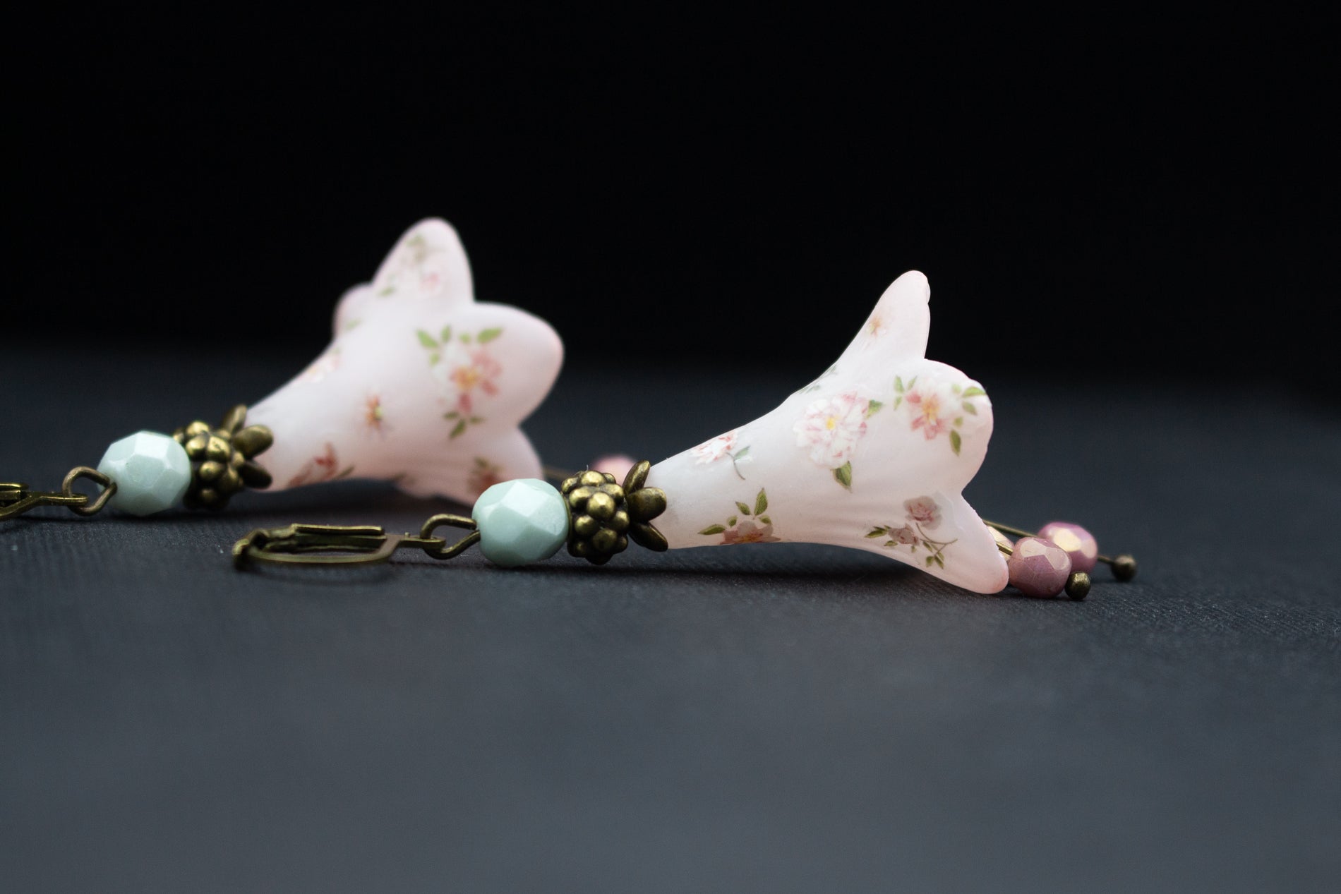 Blütenohrringe Rosa mit kleinen Rosen – romantischer Schmuck in Landhausoptik